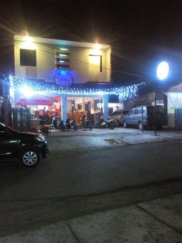 Budi House & Food Station Бандунг Экстерьер фото